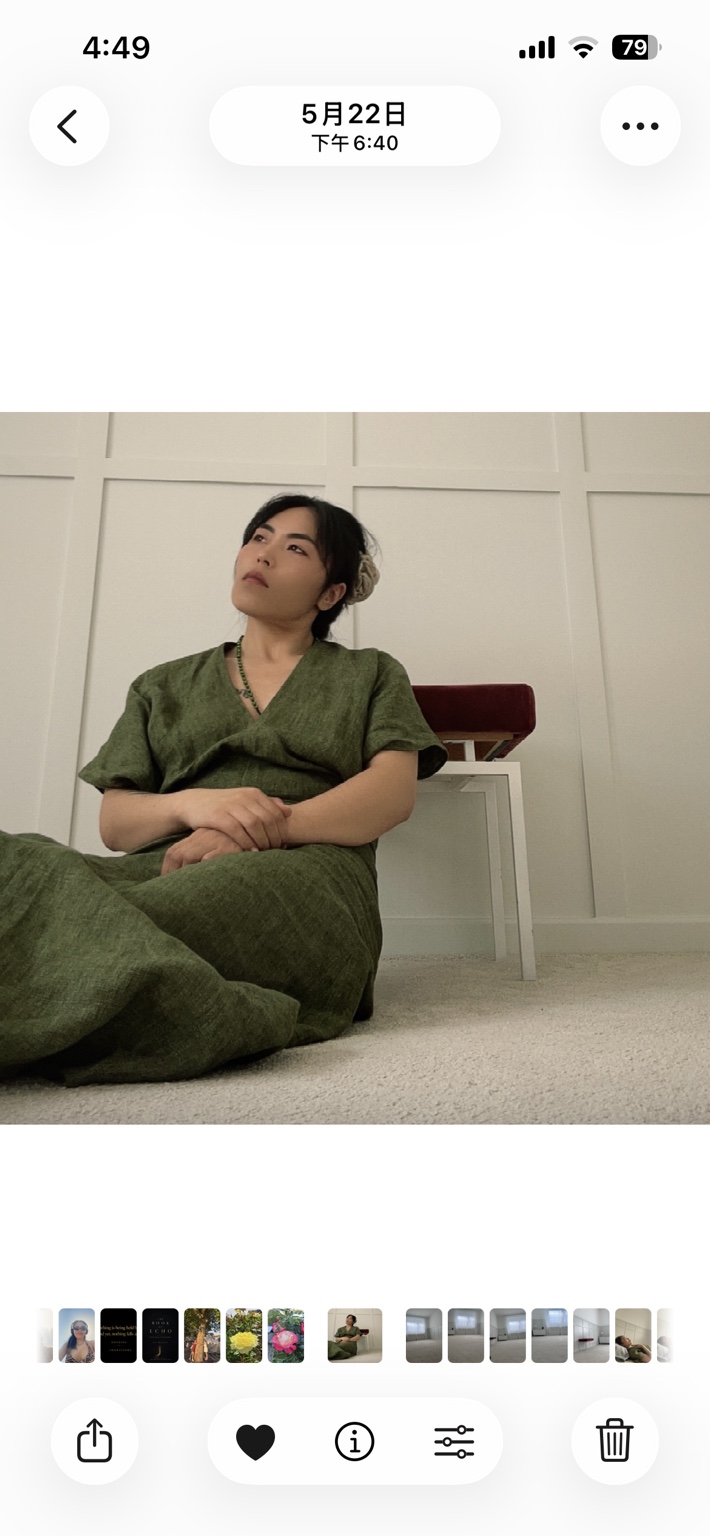 Ciji Mingzhu in green clothing, seated in a quiet studio